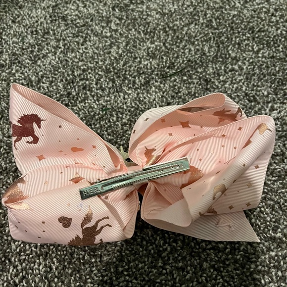 Two bows - Picture 2 of 4